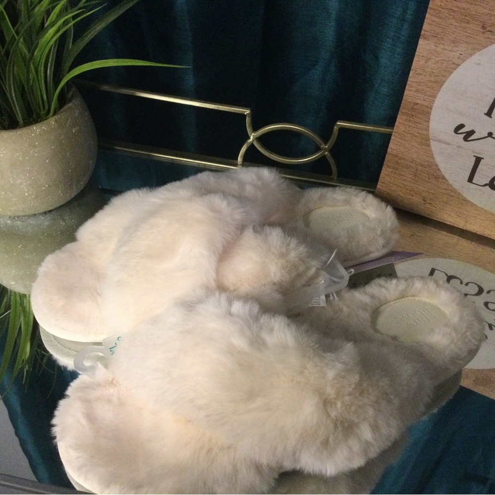 Comfortable, furry slippers, cream, XL. NWT
